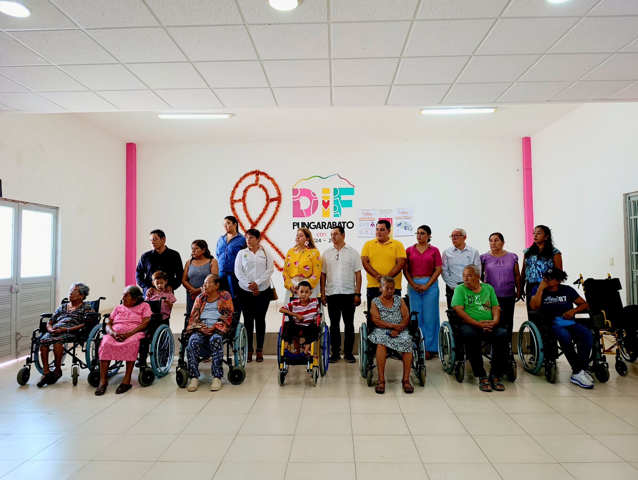 Entrega de sillas de ruedas a personas que más lo necesitan