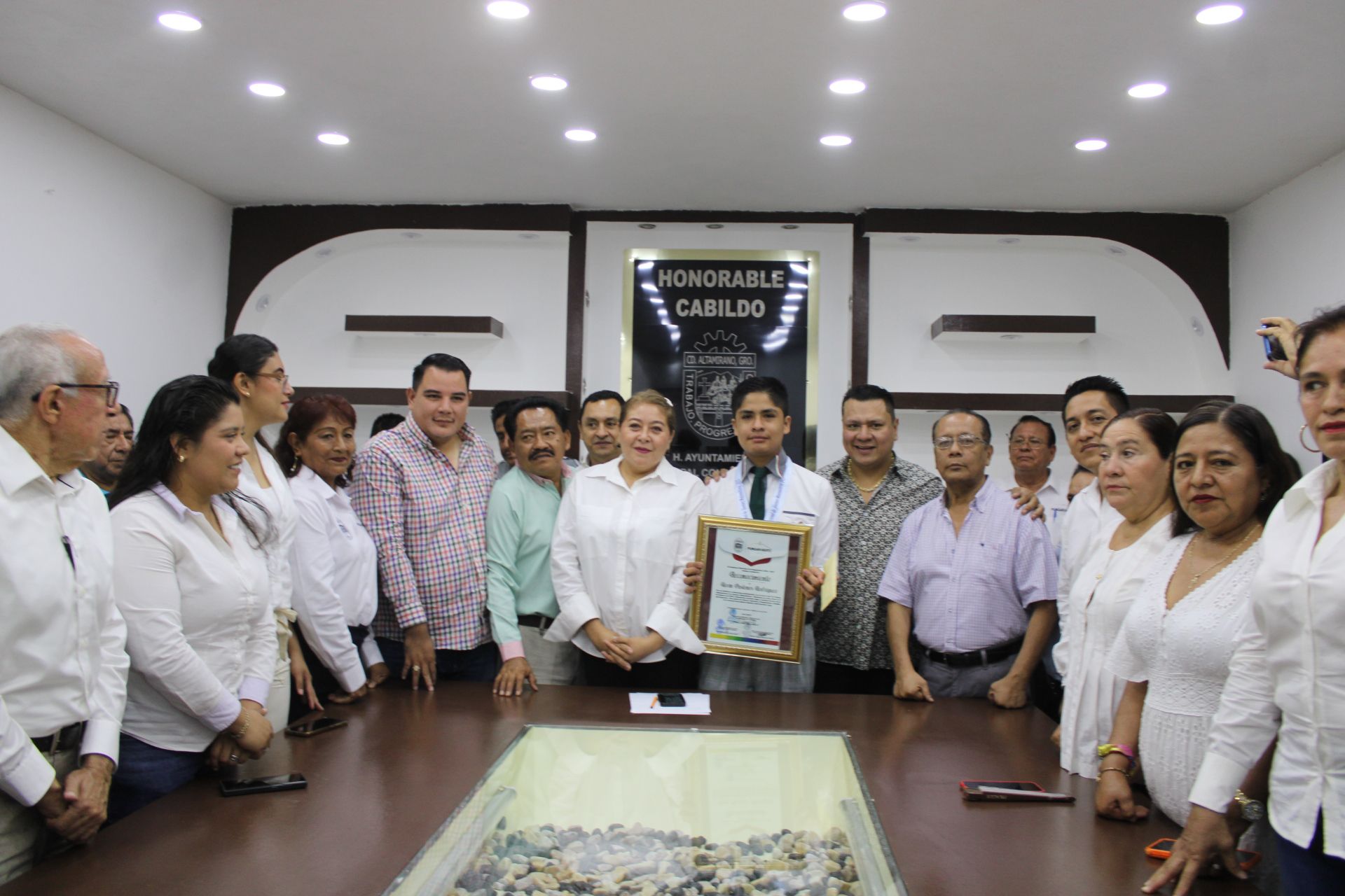 Entregamos un reconocimiento a Kevin Pastenes Rodríguez campeón internacional de Matemáticas