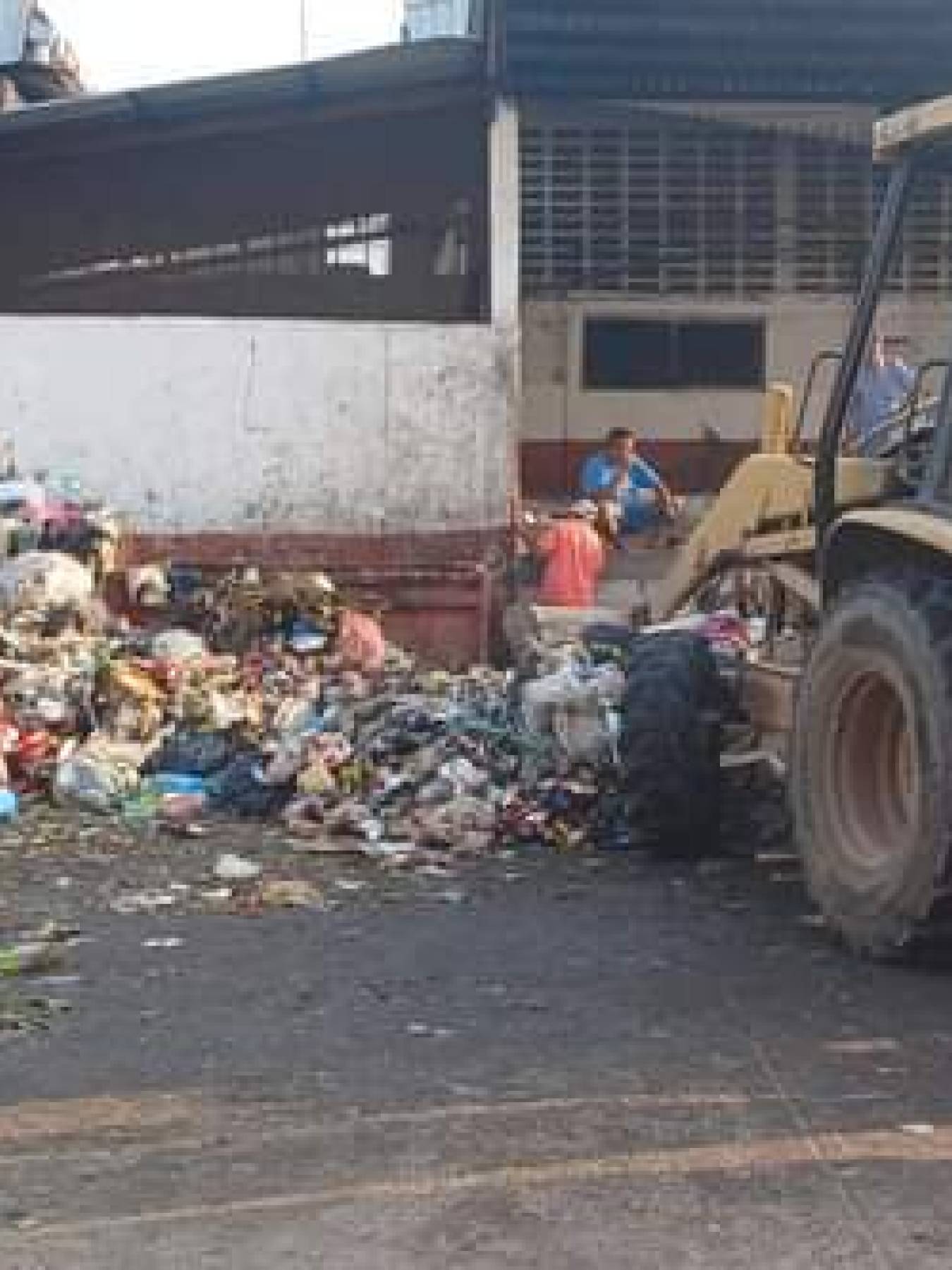 Limpieza en Planchas y Contenedores de los Mercados Municipales