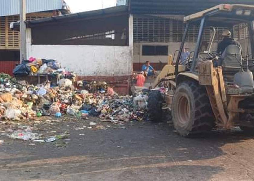 Limpieza en Planchas y Contenedores de los Mercados Municipales