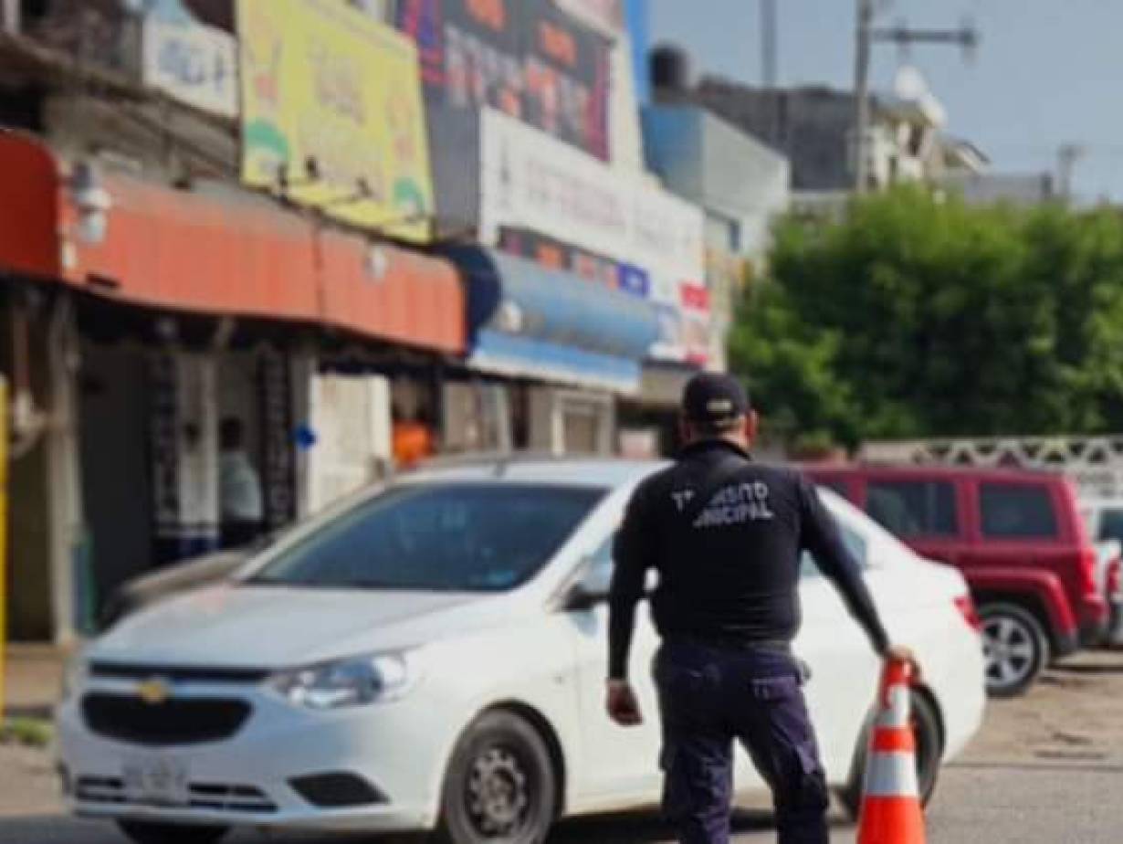 Tránsito Municipal apoyando con la vialidad en el Bacheo de la glorieta 