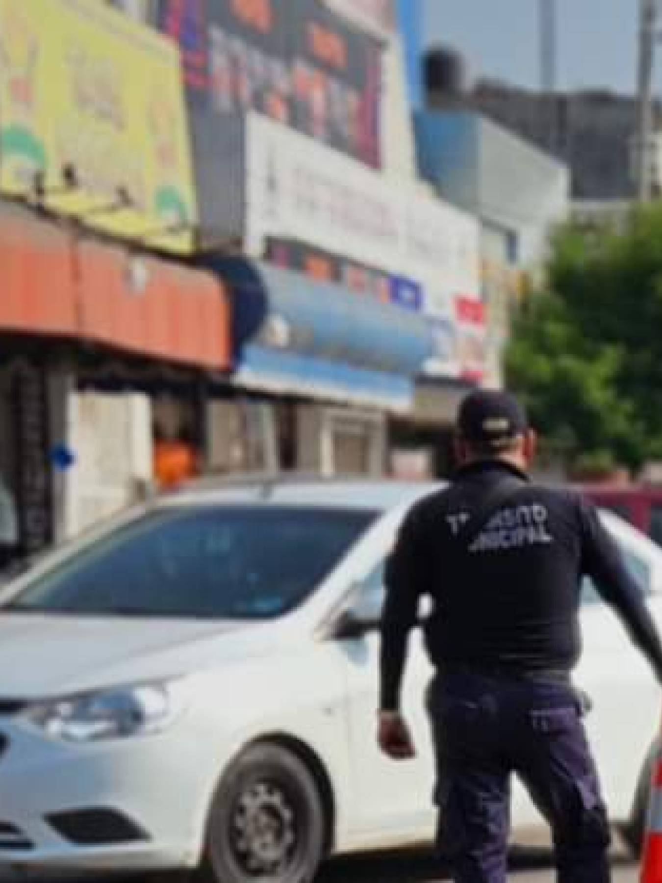 Tránsito Municipal apoyando con la vialidad en el Bacheo de la glorieta 