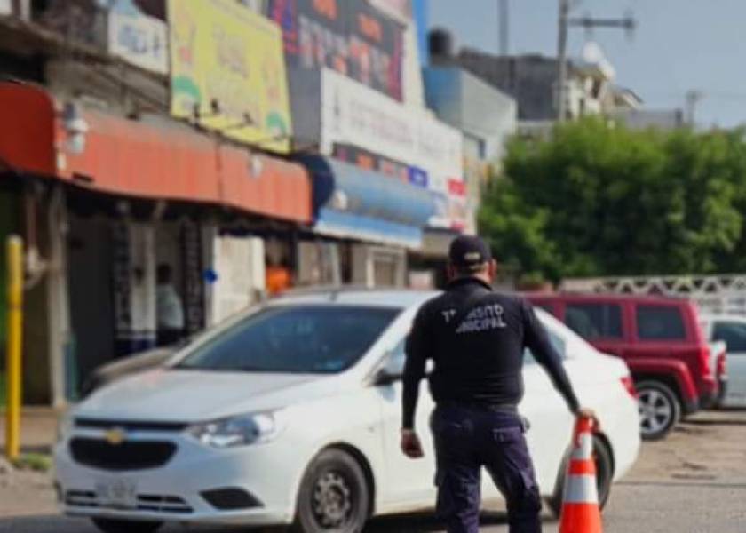 Tránsito Municipal apoyando con la vialidad en el Bacheo de la glorieta 