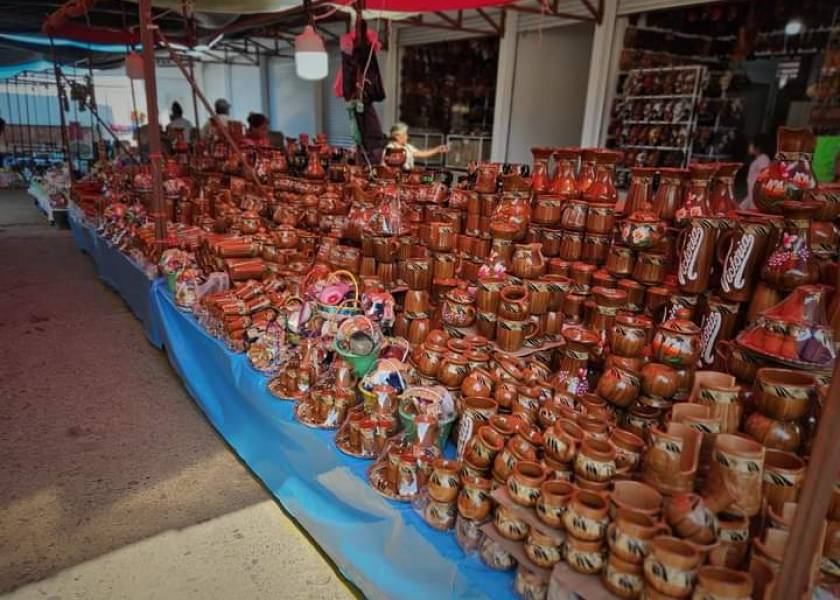 Instalación del mercado de artesanías por la temporada de día de muertos