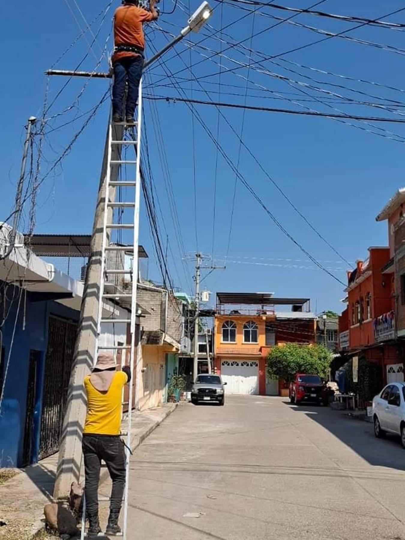 Se corrigen  luminarias en las calles cercanas a la Escuela 27 de Octubre