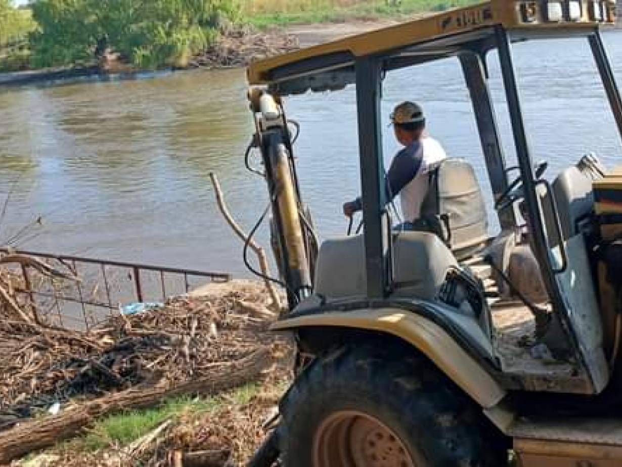 Se retira lodo causado por las inundaciones.