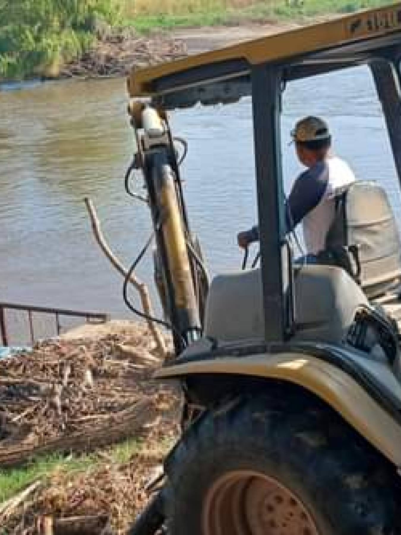 Se retira lodo causado por las inundaciones.