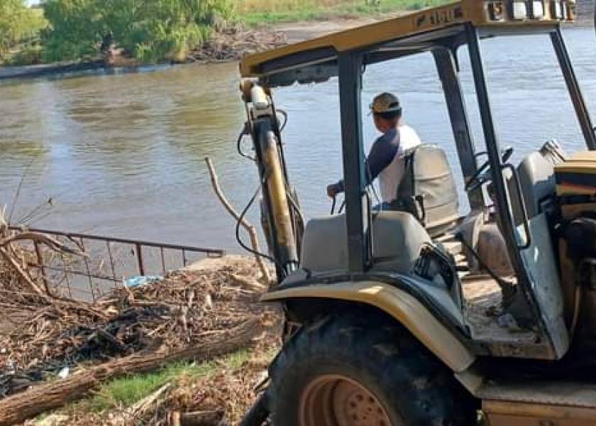 Se retira lodo causado por las inundaciones.