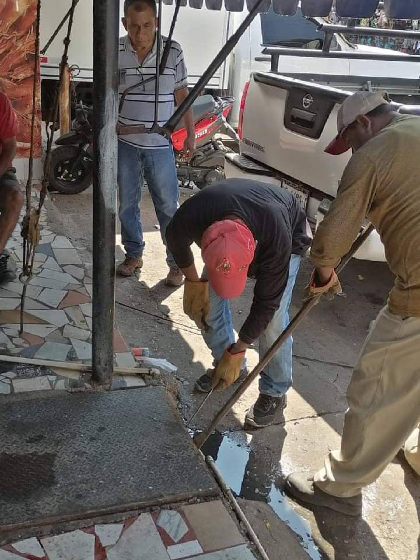 Desazolve de la tubería del Mercado Lázaro Cárdenas.