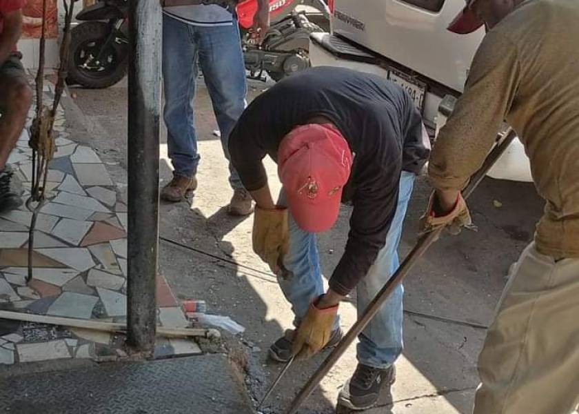 Desazolve de la tubería del Mercado Lázaro Cárdenas.