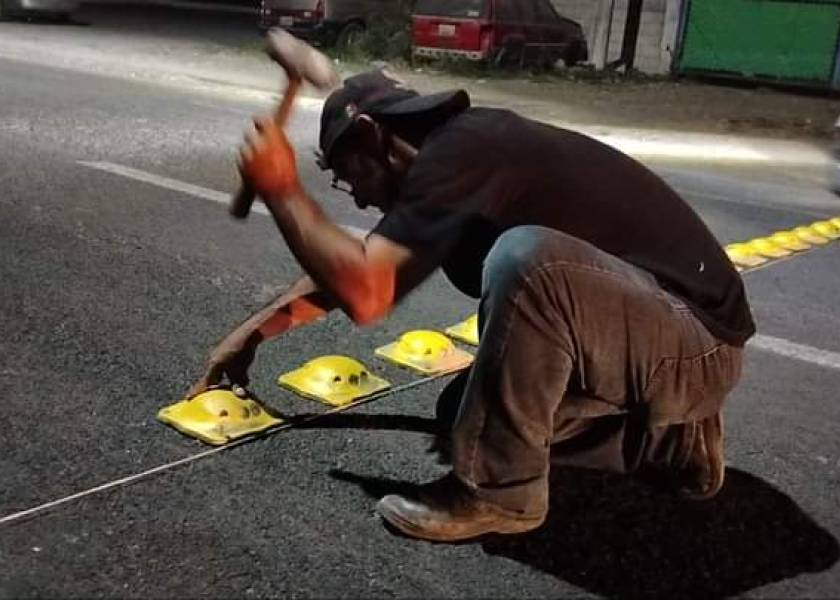 Colocando reductores de velocidad en el boulevard Altamirano -Coyuca de Catalán