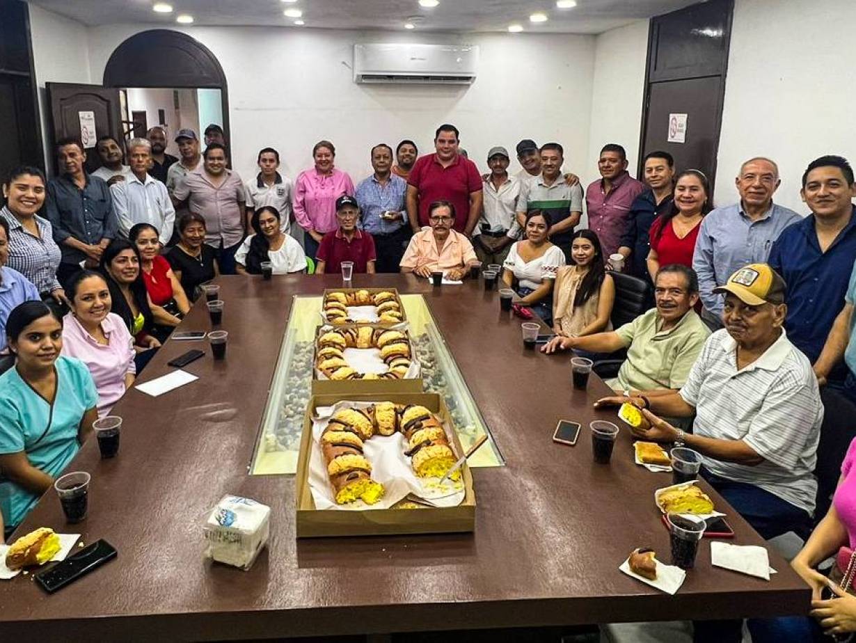 La Presidenta Municipal Brenda Núñez Peñaloza parte la Rosca de Reyes con trabajadores del H. Ayuntamiento Municipal