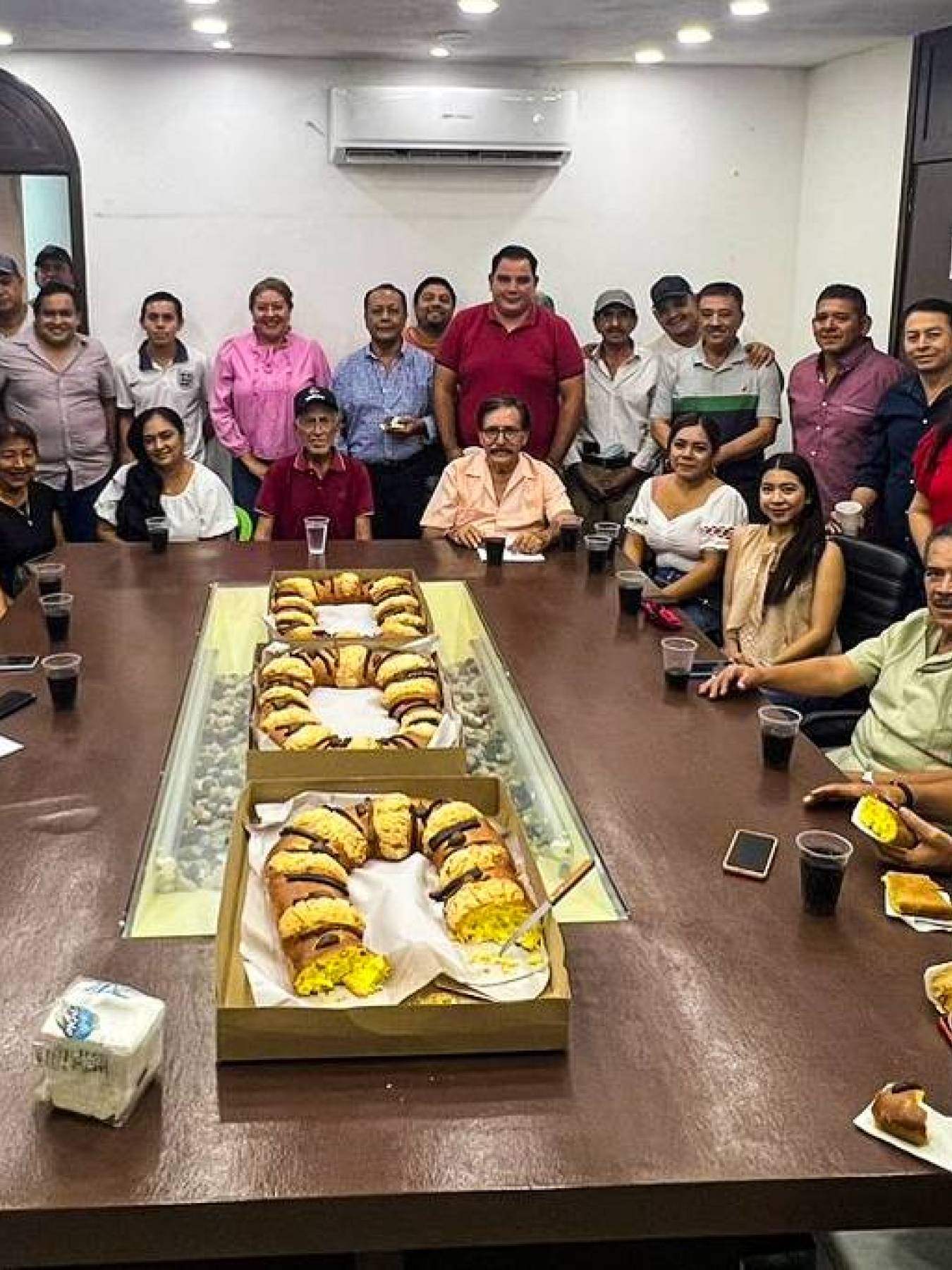 La Presidenta Municipal Brenda Núñez Peñaloza parte la Rosca de Reyes con trabajadores del H. Ayuntamiento Municipal