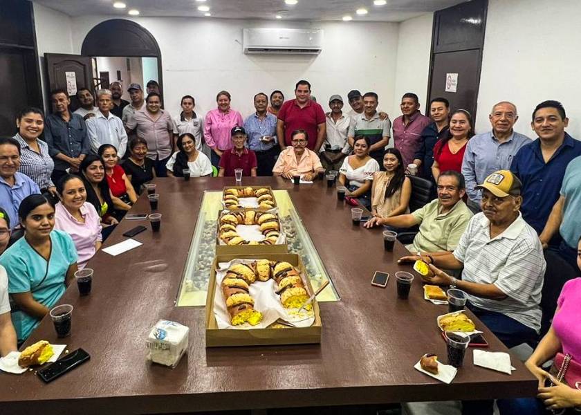 La Presidenta Municipal Brenda Núñez Peñaloza parte la Rosca de Reyes con trabajadores del H. Ayuntamiento Municipal