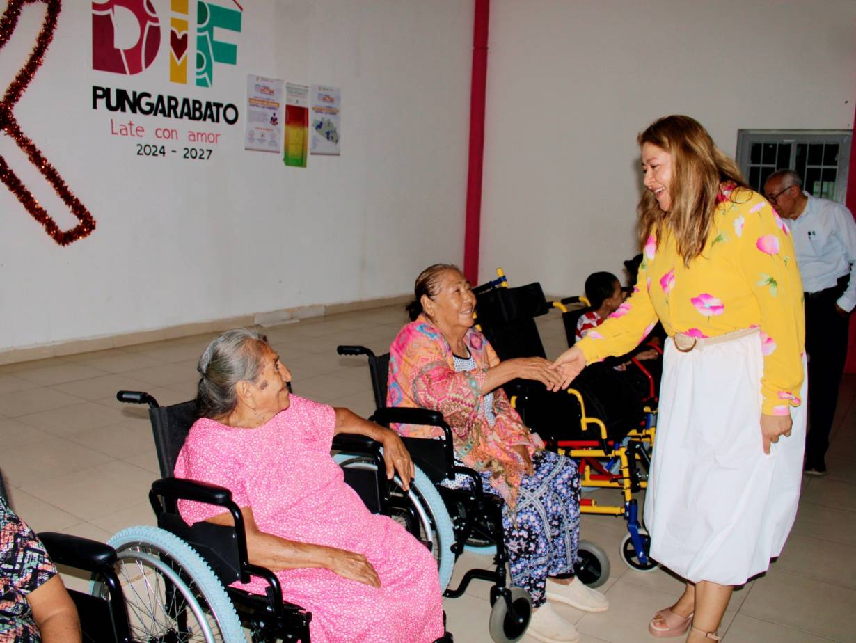 Entrega de sillas de ruedas a personas que más lo necesitan
