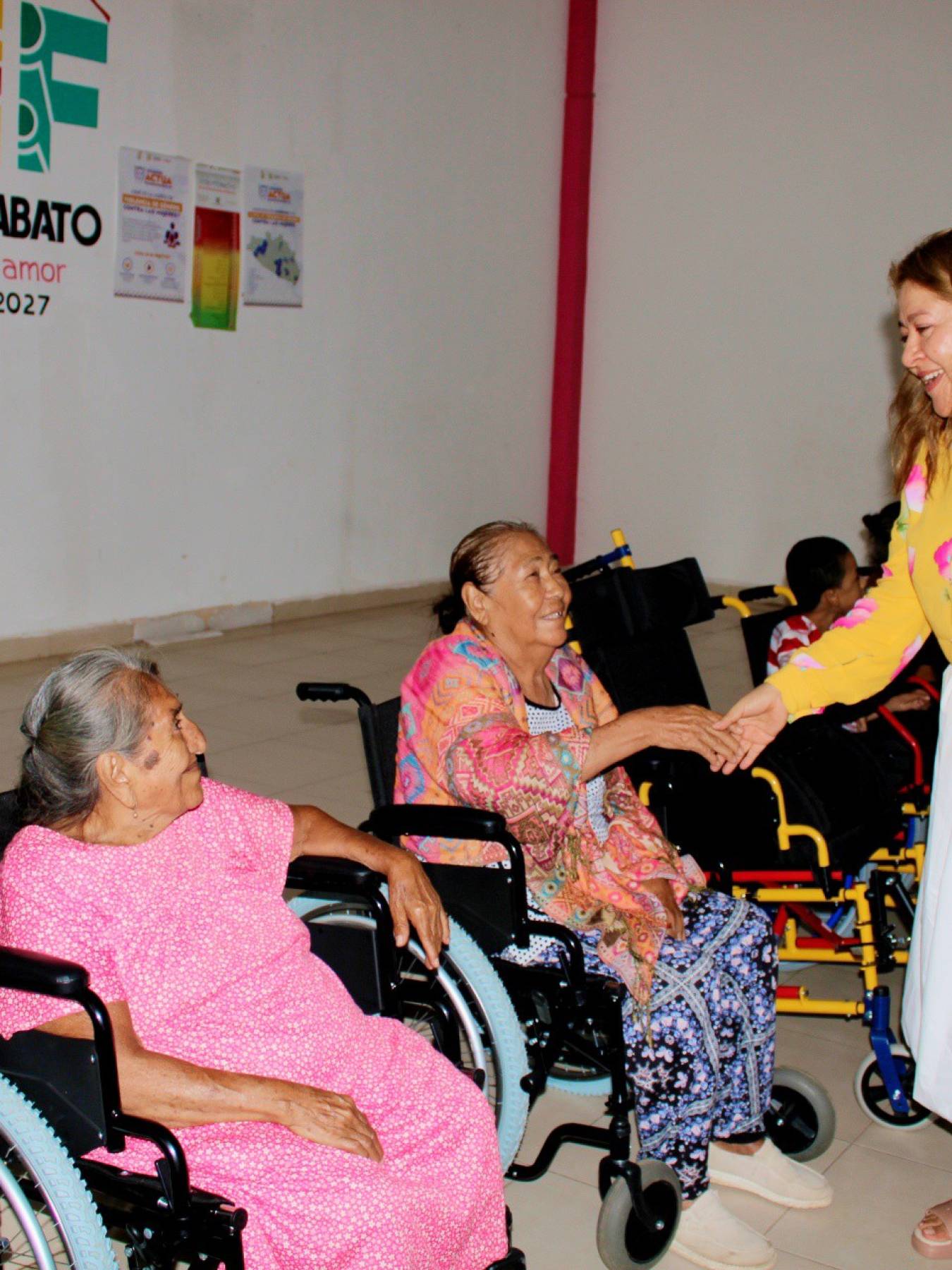 Entrega de sillas de ruedas a personas que más lo necesitan