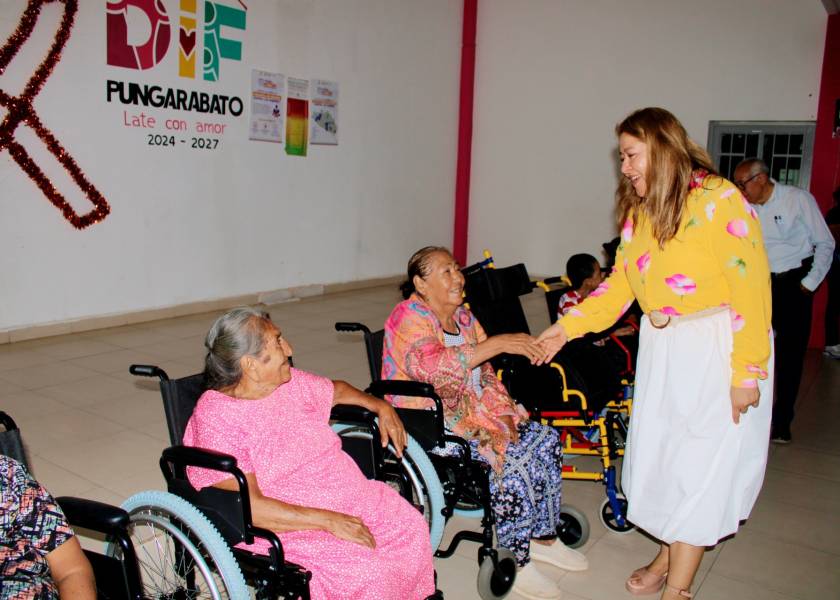Entrega de sillas de ruedas a personas que más lo necesitan