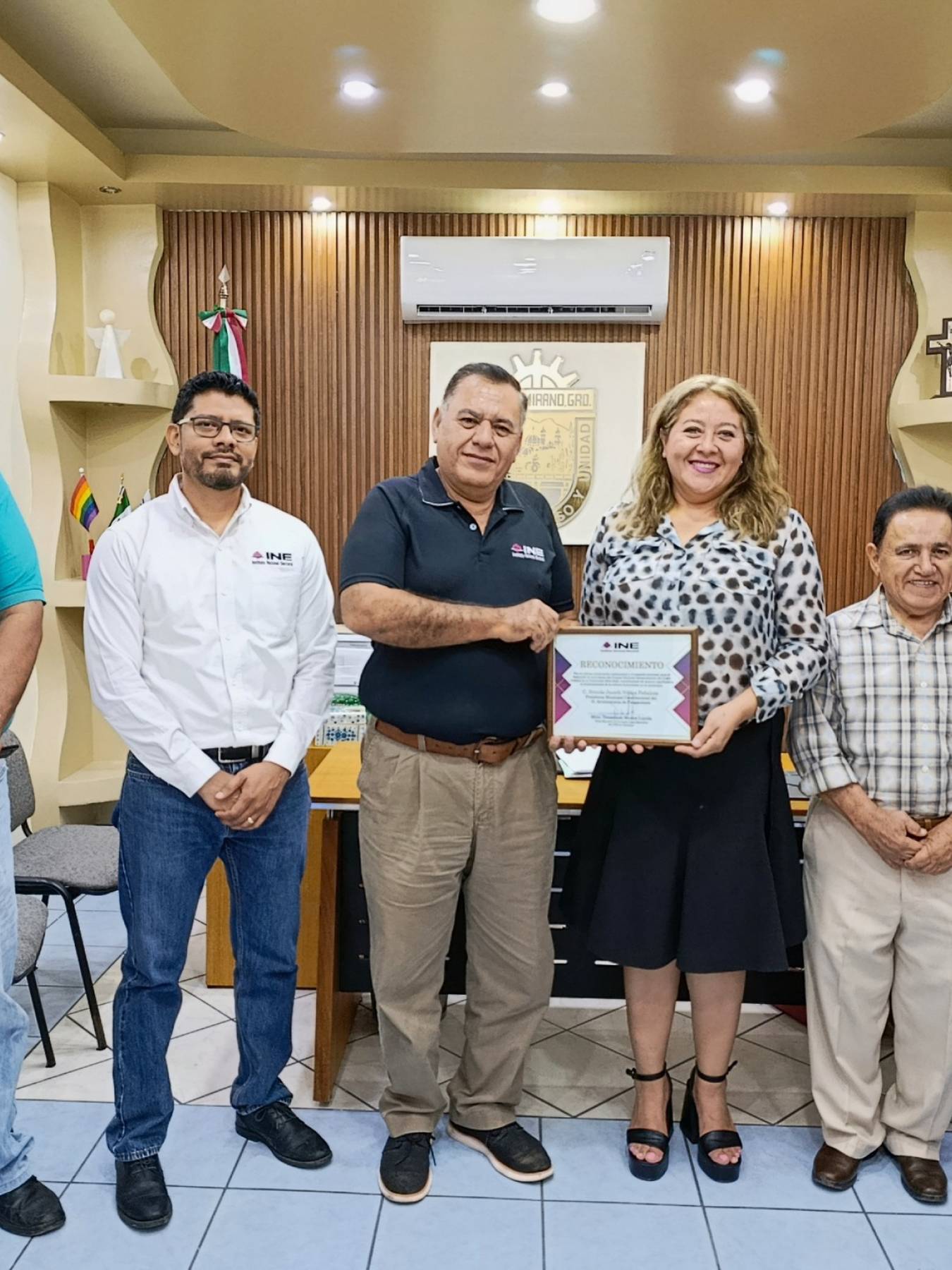 INE le entrega reconocimiento nuestra Presidenta.