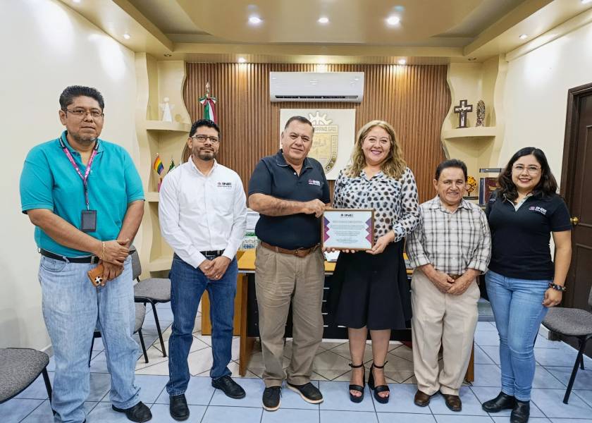 INE le entrega reconocimiento nuestra Presidenta.